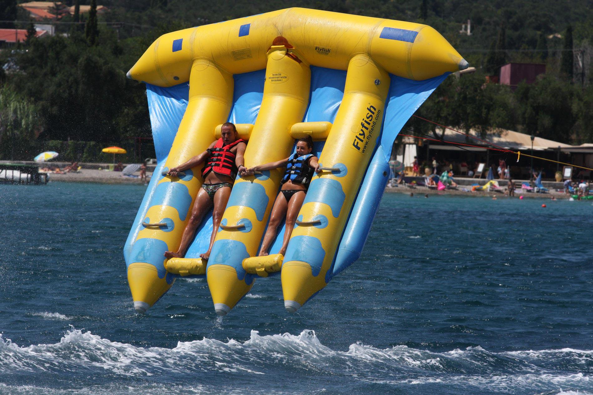 dassia-ski-club-Καλοκαιρινά αθλήματα-Θαλάσσια σπορ-Κέρκυρα-fly-fish-Διασκέδαση-Πλάκα-Δασσιά-Θάλασσα-Καλοκαίρι-Παραλία-Ακτή-Αδρεναλίνη-Σκάφος-Ρυμούλκηση-Κύματα-Άθληση-Παρέα-Φίλοι-Οικογένεια-Καλοκαίρι-στην-Κέρκυρα-Διακοπές-Εκδρομή-Ελεύθερος χρόνος-Σπάστε-Πλάκα-Δραστηριότητες