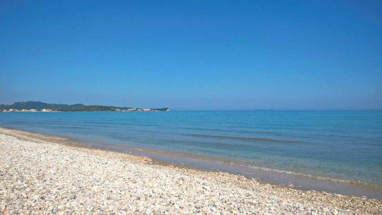 Acharavi-Strand-Küste-Kieselstein-Ionisches-Meer-Sonne-Sommer-Urlaub-Ferien-Korfu-blaues-Gewässer