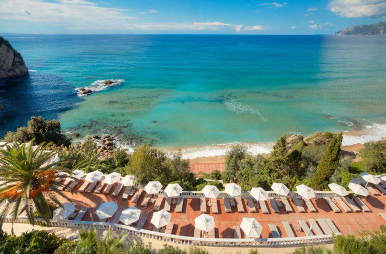 Agios-Gordios-Strand-Küste-organisierte-beach-bars-Restaurants-Tavernas-Felsen-Ionisches-Meer-Sommer-Griechenland-Urlaub-Ferien-Ausblick