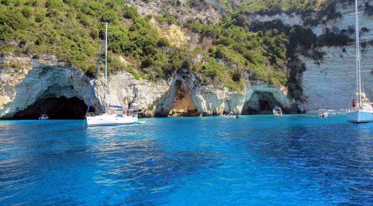 Paxos-Insel-Höhlen-blaues-Gewässer-Gaios-Hafen-Felsen-Schiffe-Kreuzfahrt-Ionisches-Meer-Antipaxos-Insel-Griechenland
