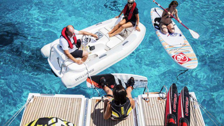 Wassersport-Wassersportarten-Dassia-dassia-ski-club-Vorbereitung-Schiffe-Athlet-Adrenalin-Leitung-Maschinist-Wakeboard-SUP-Plattform-Sommer-Sonne-Wellen-blau-Gewässer