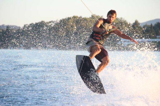 Wakeboard-Sommer-Aktivitäten-Dassia-Dassia-ski-club-Wassersports-Wassersportarten-Adrenalin-Sommer-auf-Korfu-Urlaub-Ferien-Sport-treiben-Übung-Unterhaltung-Spaß-Familie-Kinder